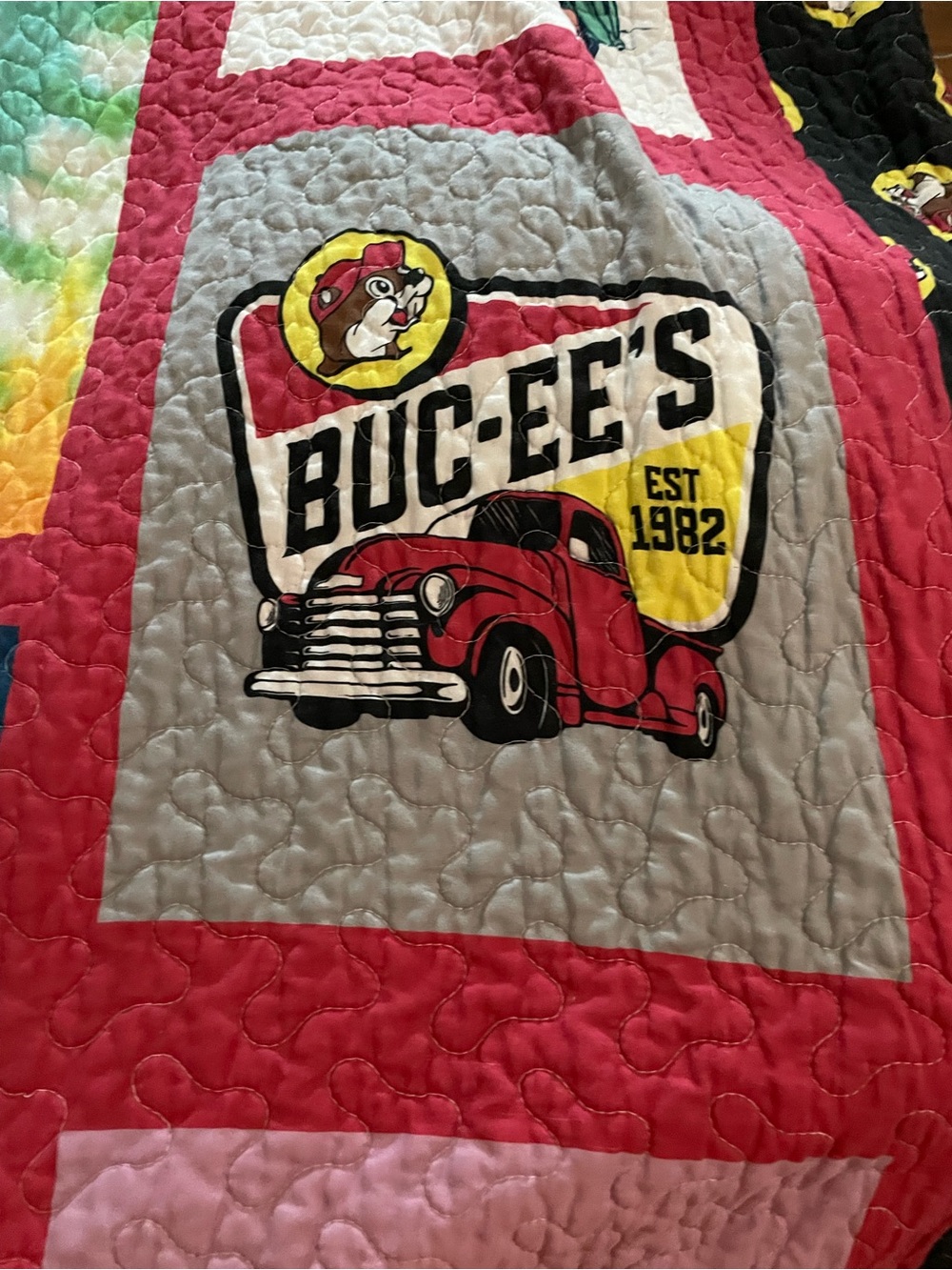 Buc-ee's Tie-Dye Logo Quilt - Multicolor - Picture 4 of 4